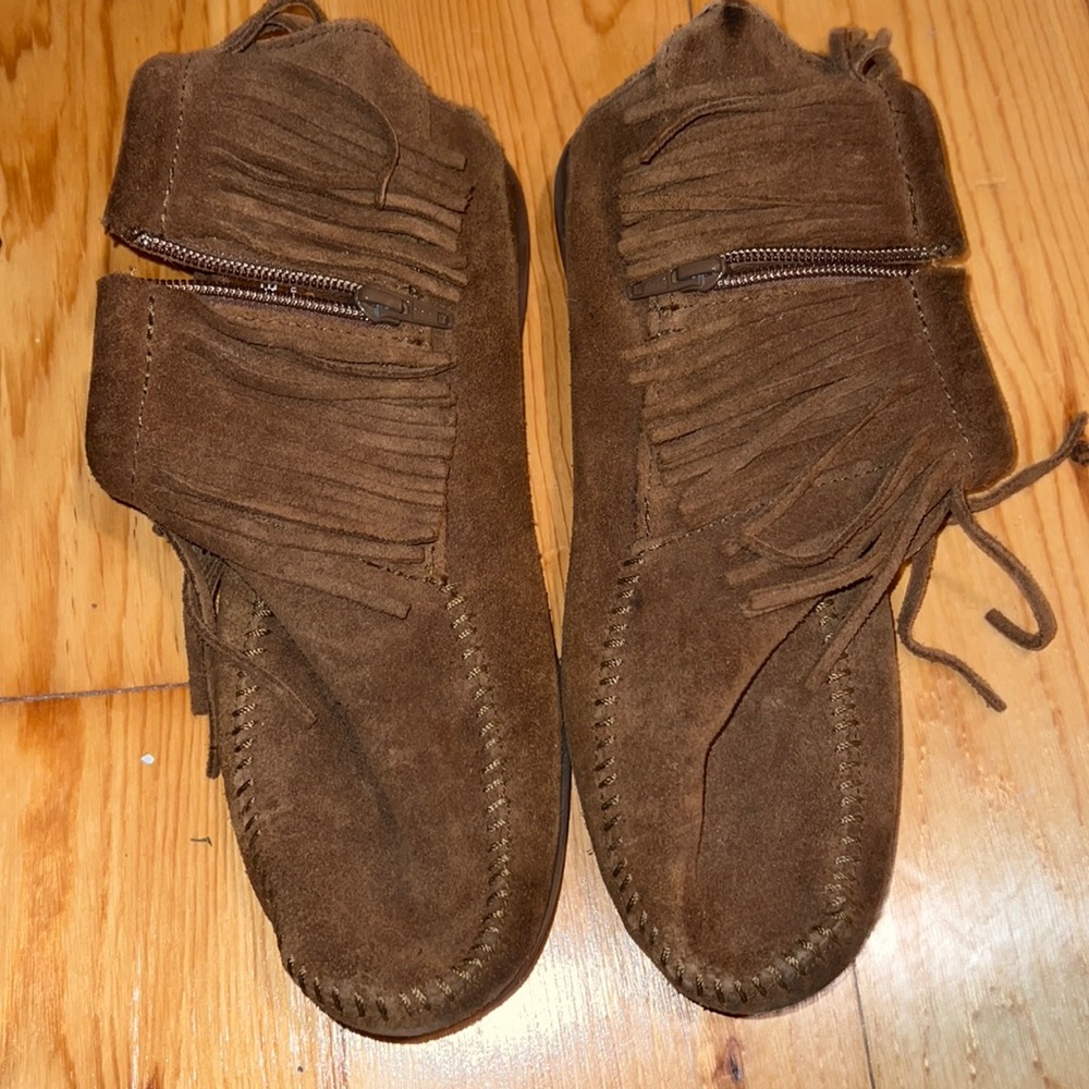 Women’s size 7 Minnetonka moccasins